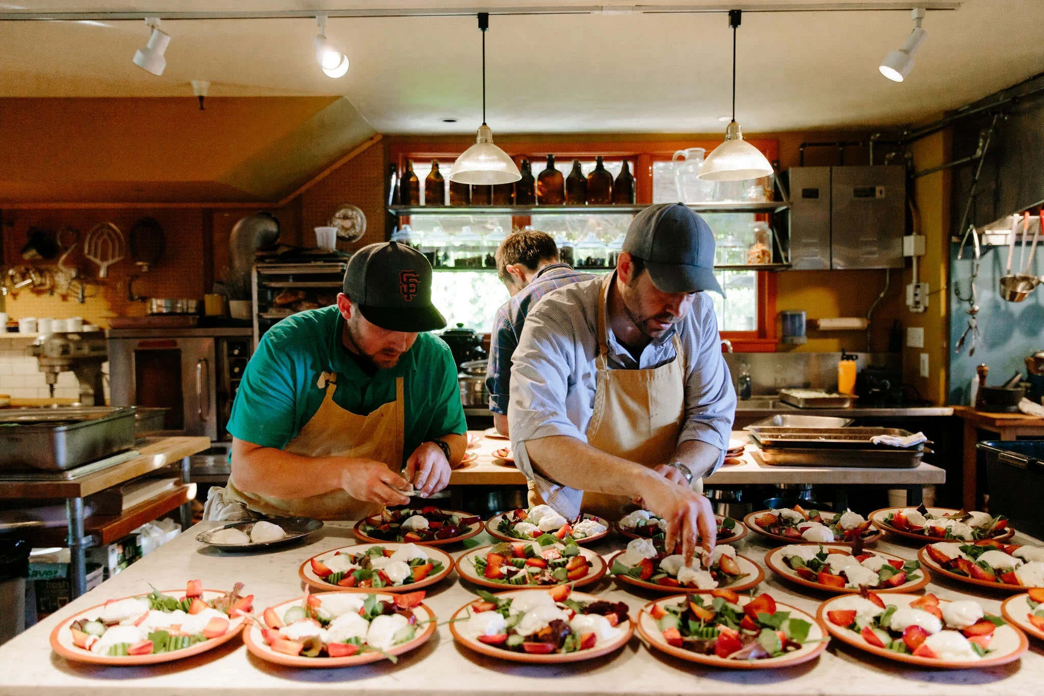 小宵虎南创始团队在专业厨房中工作